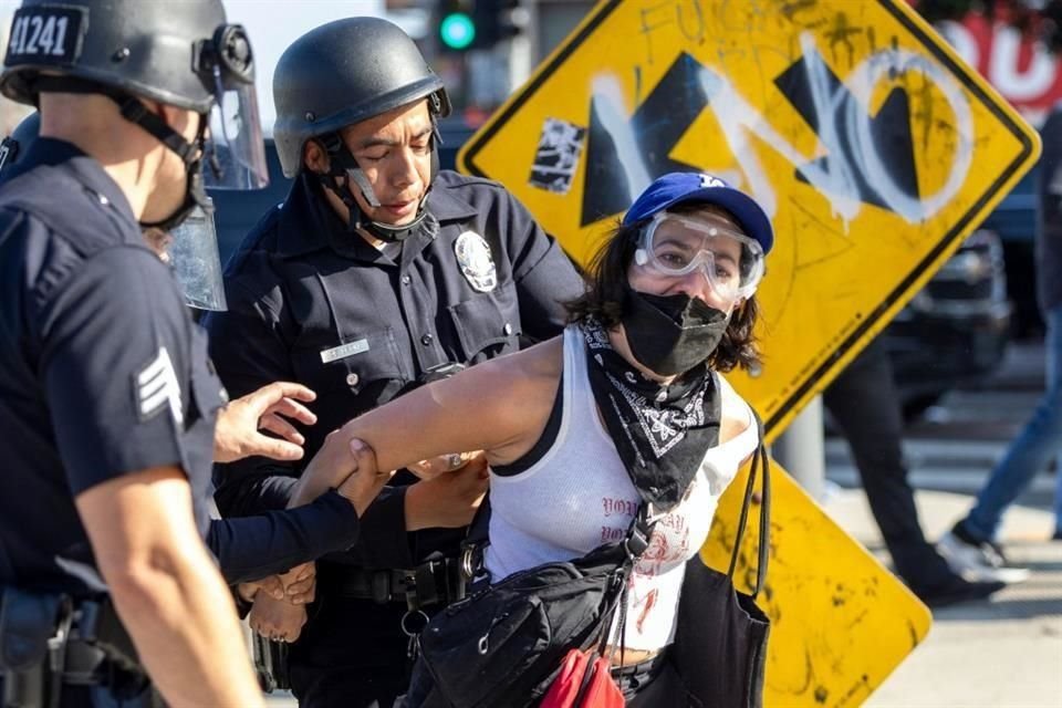 Una mujer fue arrestada durante la jornada de manifestaciones de este domingo en Los Ángeles.
