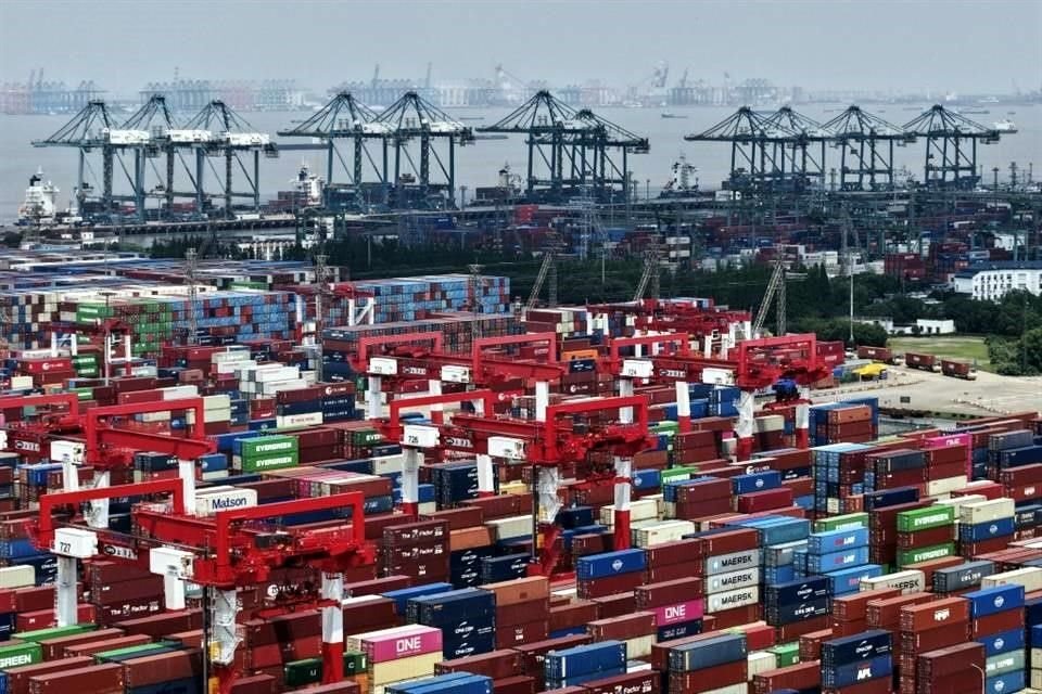 Contenedores listos para ser transportados en el puerto de Shanghai, China.