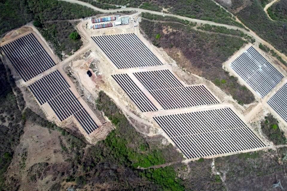 Se espera que la construcción de la planta solar reducirá las emisiones totales de gases de efecto invernadero en cerca del 4 por ciento.