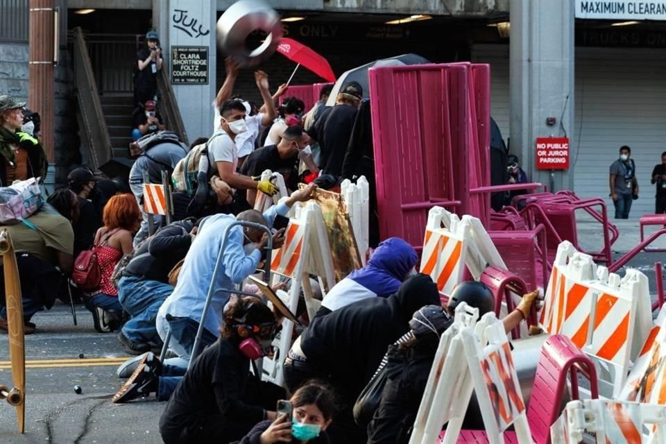 Manifestantes en una protesta tras los operativos federales de inmigración en la ciudad de Los Angeles.