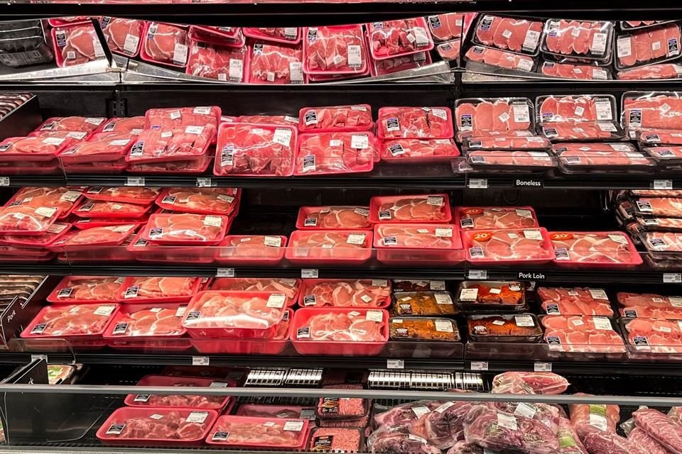 El encarecimiento de la carne impulsó al alza el costo de la canasta básica en México.