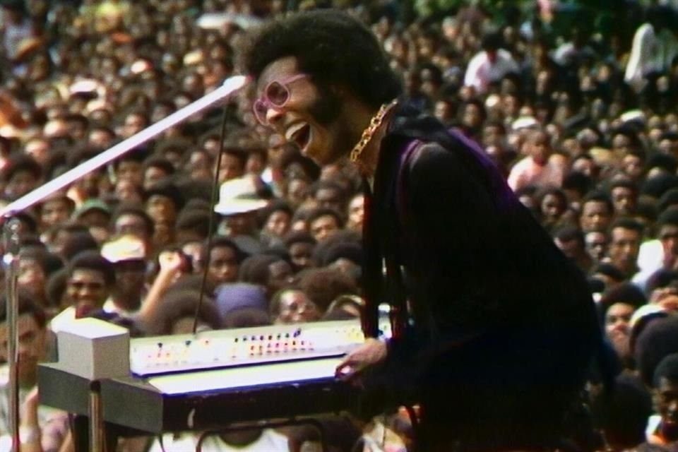 Sly Stone, líder del mítico grupo de música funk, Sly and the Family Stone, falleció a los 82 años por una enfermedad pulmonar obstructiva crónica.