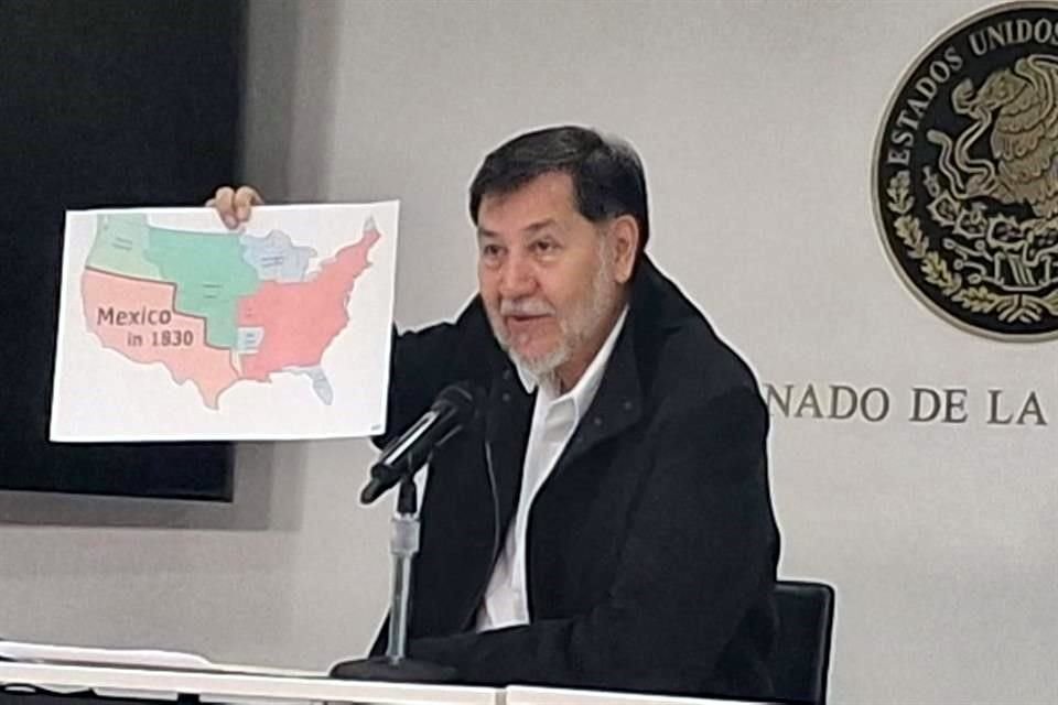 El senador Fernández Noroña en conferencia.