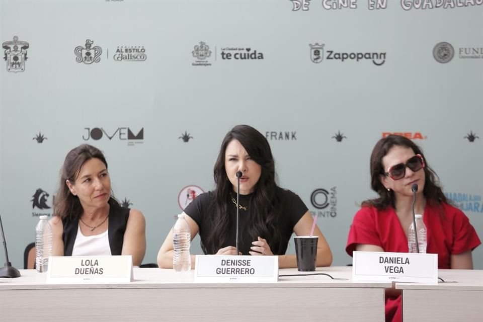 Lola Dueñas, Denisse Guerrero y Daniela Vega durante la rueda de prensa de Premio Maguey en el FICG40.