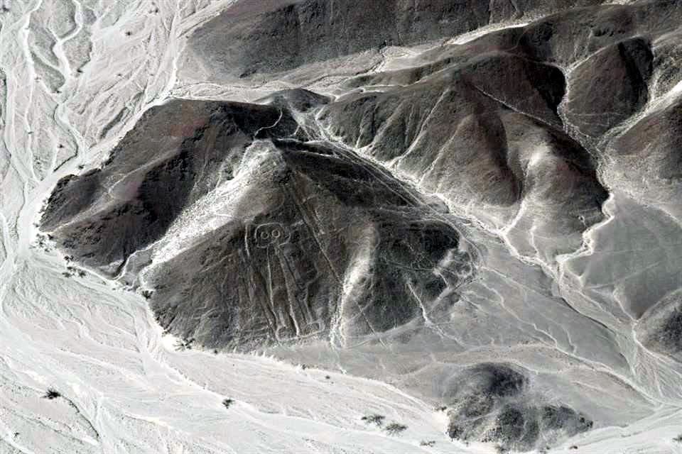 Vista aérea de la figura conocida como 'el astronauta', uno de los famosos geoglifos de Nasca, Perú.