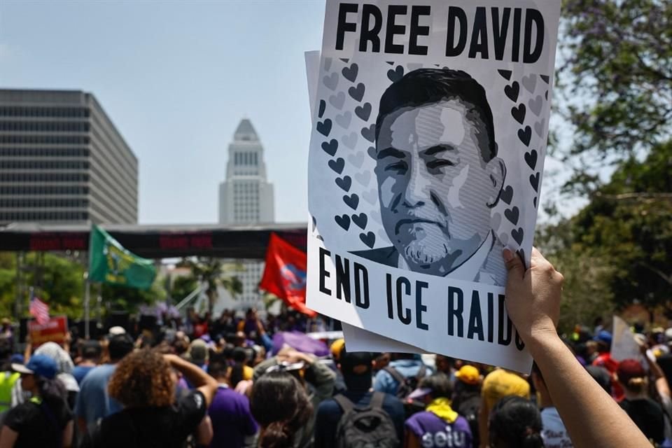Manifestantes piden la liberación de David Huerta, en Los Ángeles, California, el 9 de junio.
