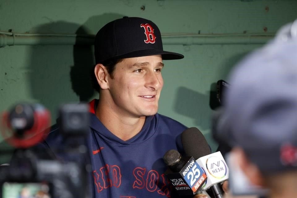 El jardinero de los Boston Red Sox, Roman Anthony, habla con los medios en el dugout antes de hacer su primera apertura en las Grandes Ligas.