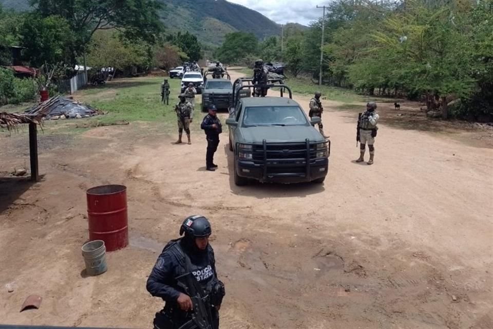 Fuerzas federal a su llegada a comunidades de Coyuca de Catalán, donde pobladores han denunciado acoso criminal.