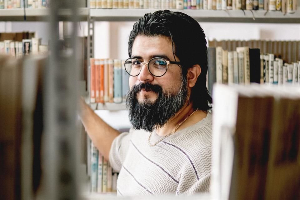 Errata Hunter is the new novel by Guadalajara-born writer James Nuño, full of dark humor, cultural criticism, and literary references.