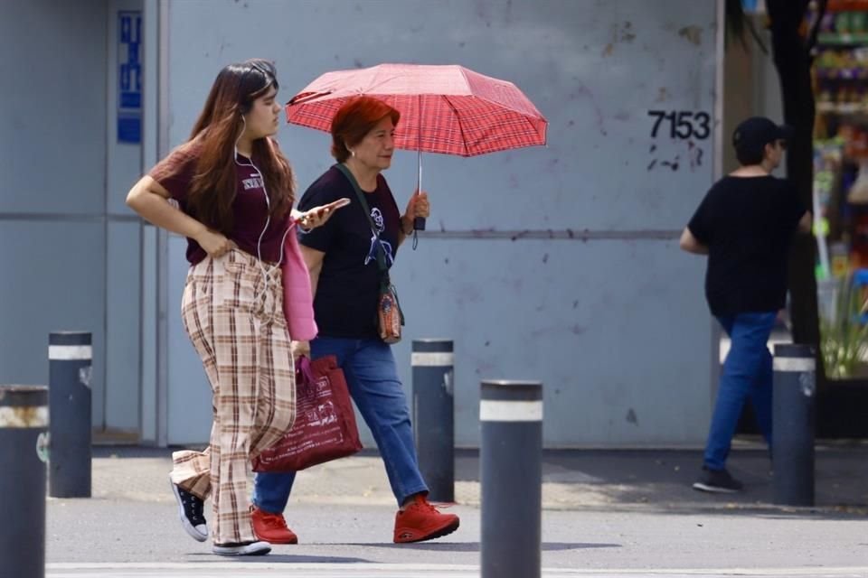 Calor, vientos y lluvias se registran la tarde de este lunes.
