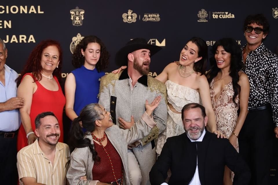 Ángeles Cruz y el elenco de 'Sobre las Olas' presentaron la cinta durante su estreno en el FICG40, acompañados del director Horacio Alcalá.