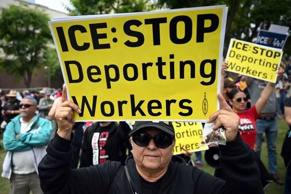 Protesta contra las acciones del Servicio de Control de Inmigración y Aduanas (ICE) en Los Ángeles.