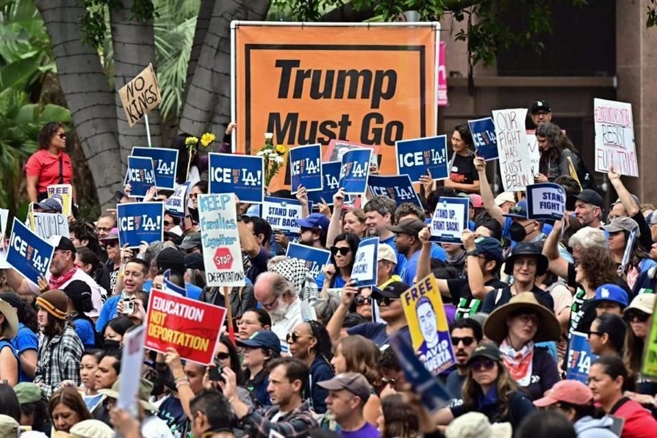 Los manifestantes demandaron detener las redadas contra los migrantes en Los Ángeles.
