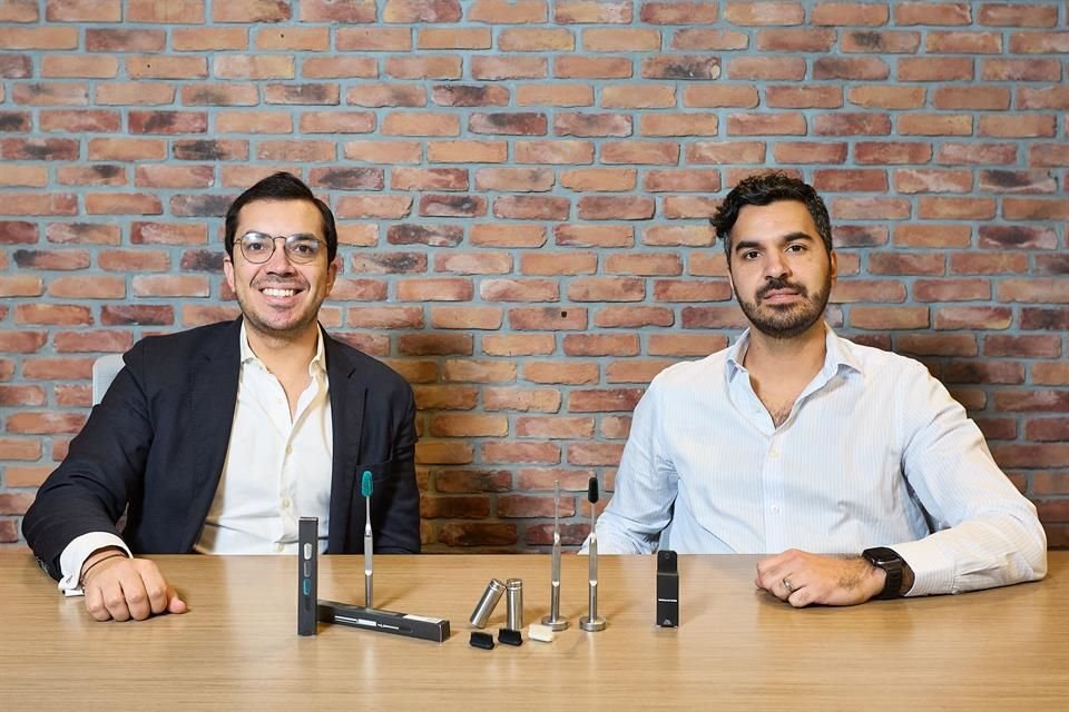 Ignacio López (izq.) propuso a su amigo de la infancia, Santiago Tejeda (der.), desarrollar soluciones para una higiene bucal sostenible.