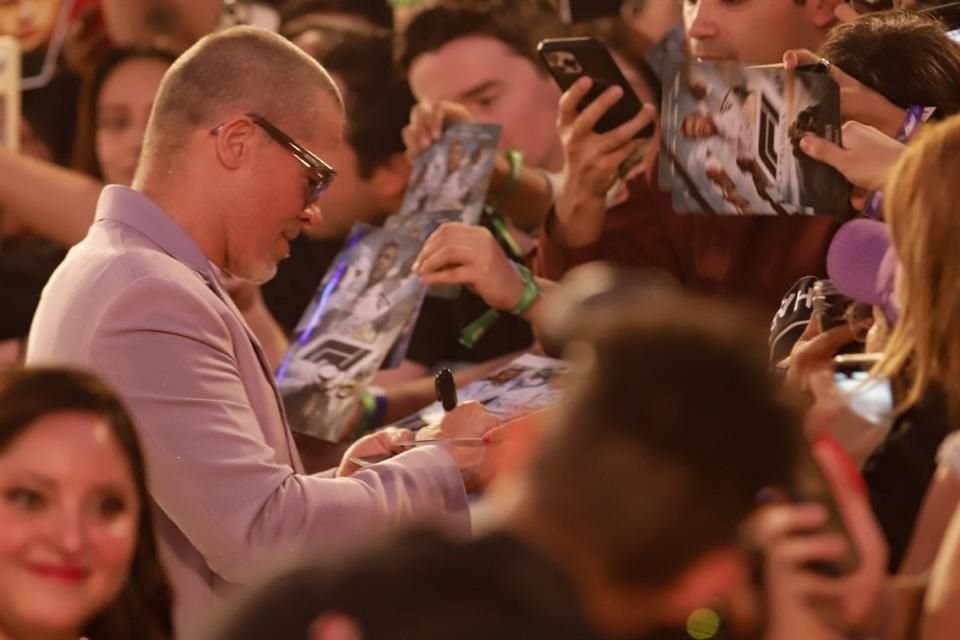 Brad Pitt incluso firmó objetos de sus filmes anteriores.