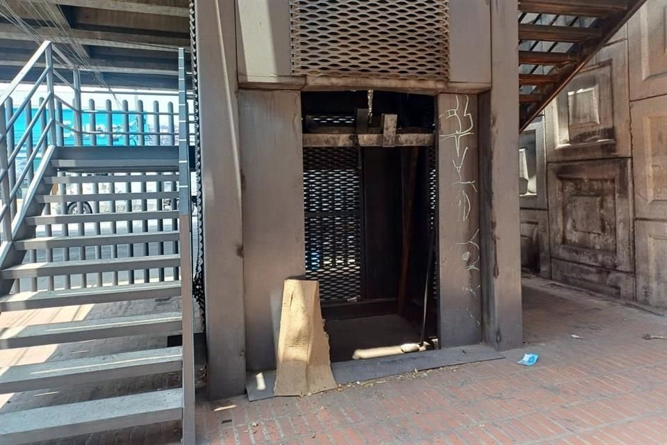 El elevador ubicado en este espacio público está fuera de servicio.