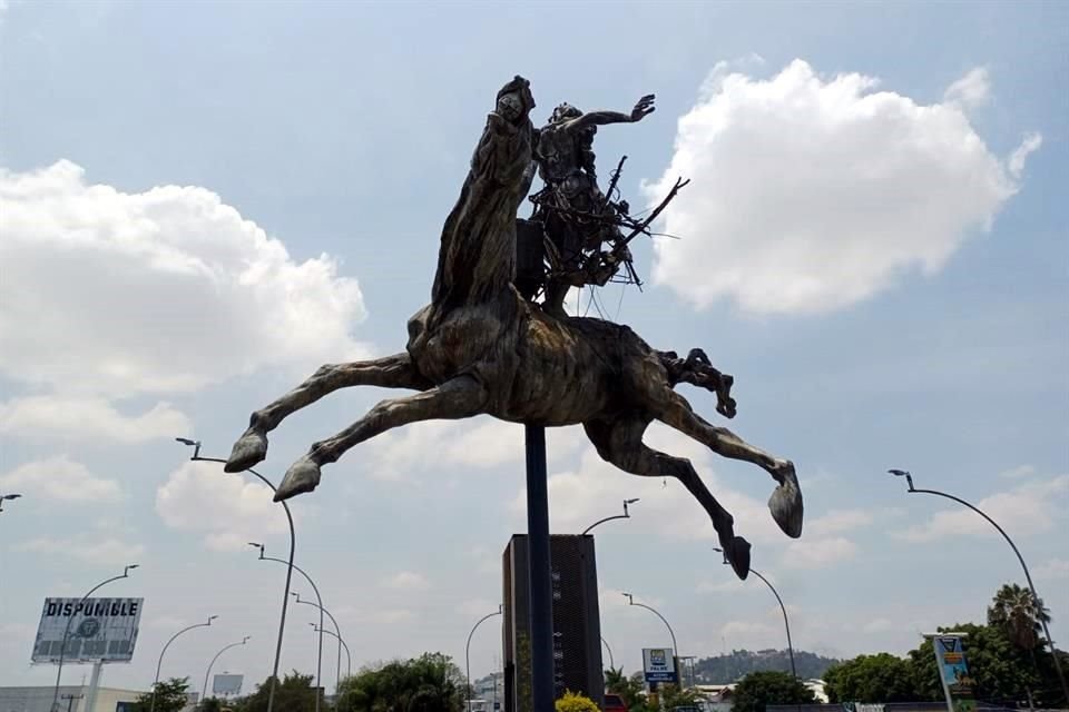 Las esculturas de la Plazoleta Las Tres Gracias se ubican sobre la Avenida Lázaro Cárdenas, al cruce con la calle Fuelle.