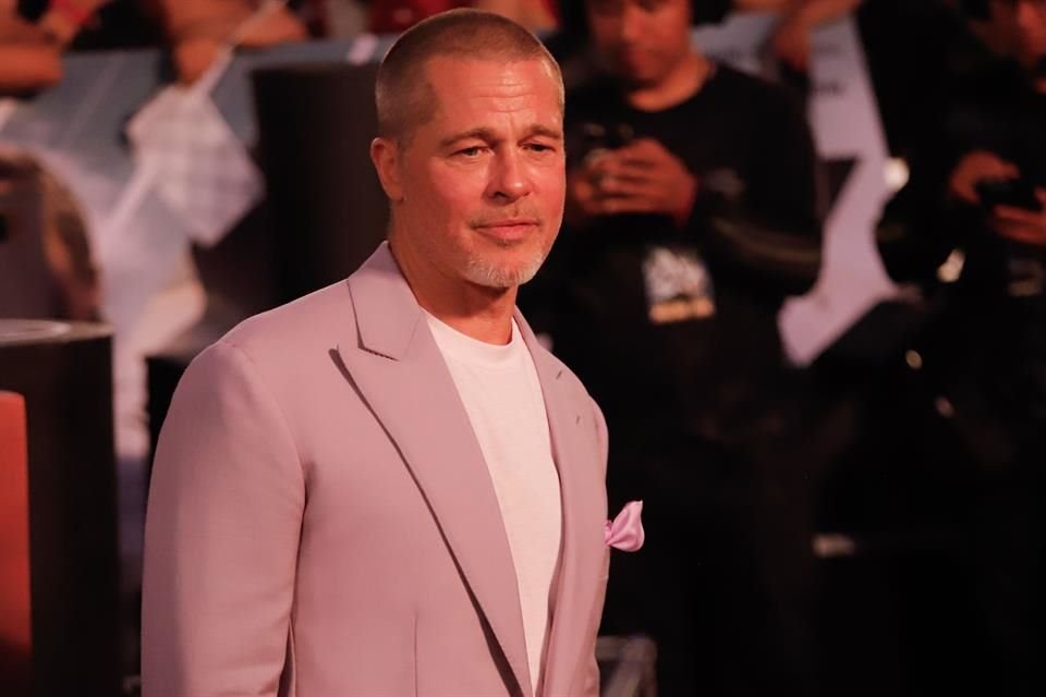 Brad Pitt se tomó hora y media para convivir con sus seguidores.