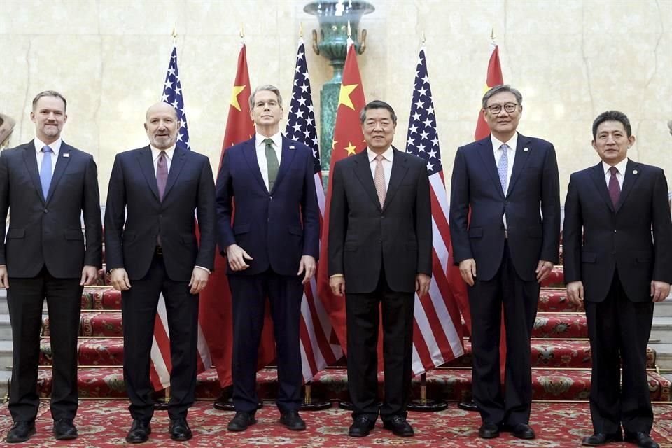 El vicepremier de China, He Lifeng (en el centro a la derecha), y el secretario del Tesoro de Estados Unidos, Scott Bessent, en el centro a la izquierda, posan para una foto de grupo con sus delegaciones antes de su reunión sobre comercio entre China y Estados Unidos.