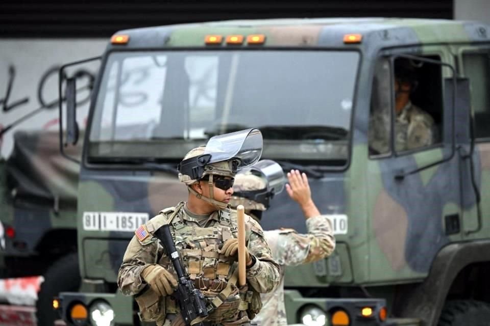 Miembros de la Guardia Nacional de California vigilan el exterior del Edificio Federal Edward R. Royba.