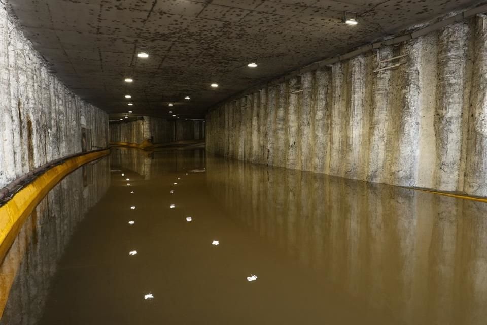 El paso a desnivel de Patria y Acueducto se inundó luego de la lluvia de la madrugada.