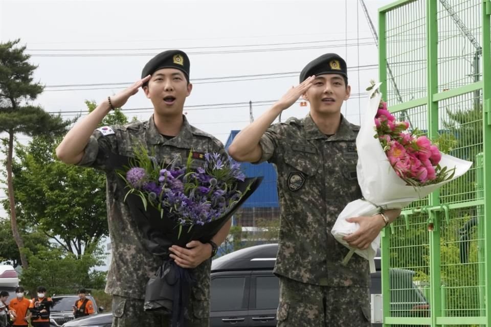 RM y V, integrantes de BTS, concluyeron su servicio militar en Corea del Sur y fueron ovacionados por fans que viajaron desde todo el mundo.