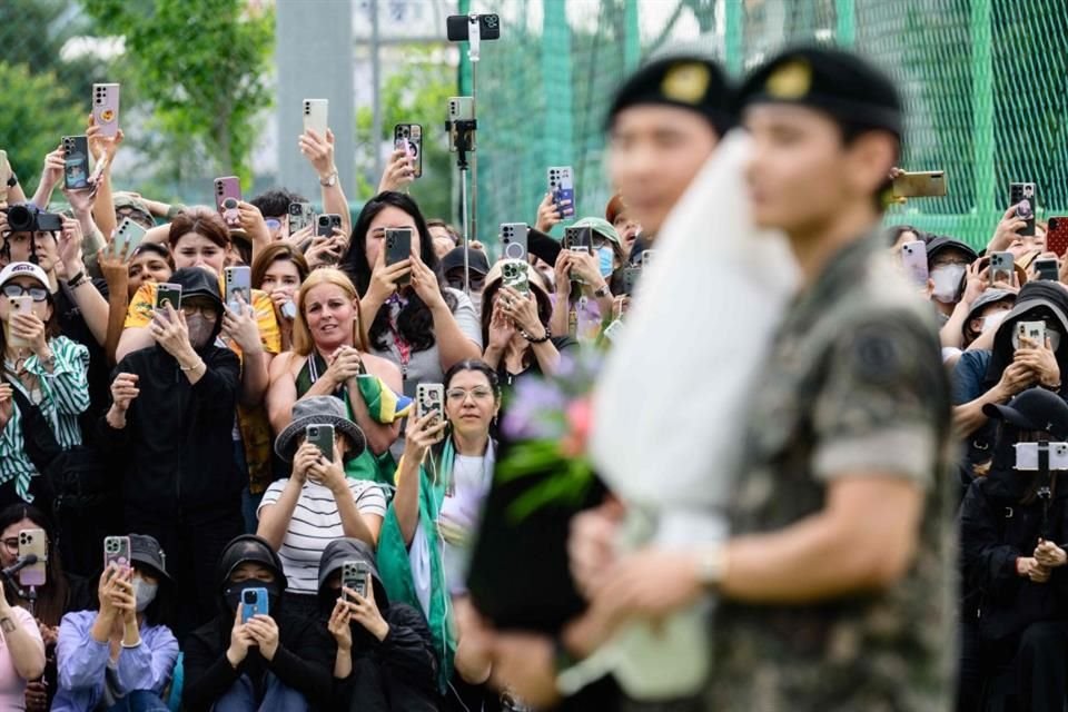 Ambos fueron liberados este martes en la ciudad de Chuncheon, donde saludaron a los aproximadamente 200 fans que los esperaban con emoción.