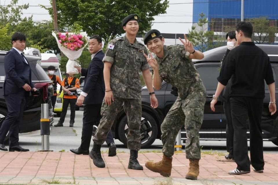 RM y V comenzaron su servicio en diciembre de 2023, mientras que otros tres miembros de BTS -Jin, J-Hope y Suga- ya llevaban meses en su conscripción.