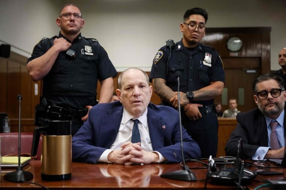 Los abogados de Weinstein hicieron énfasis en que ella continuó viéndolo, aceptando invitaciones e incluso enviándole mensajes afectuosos.