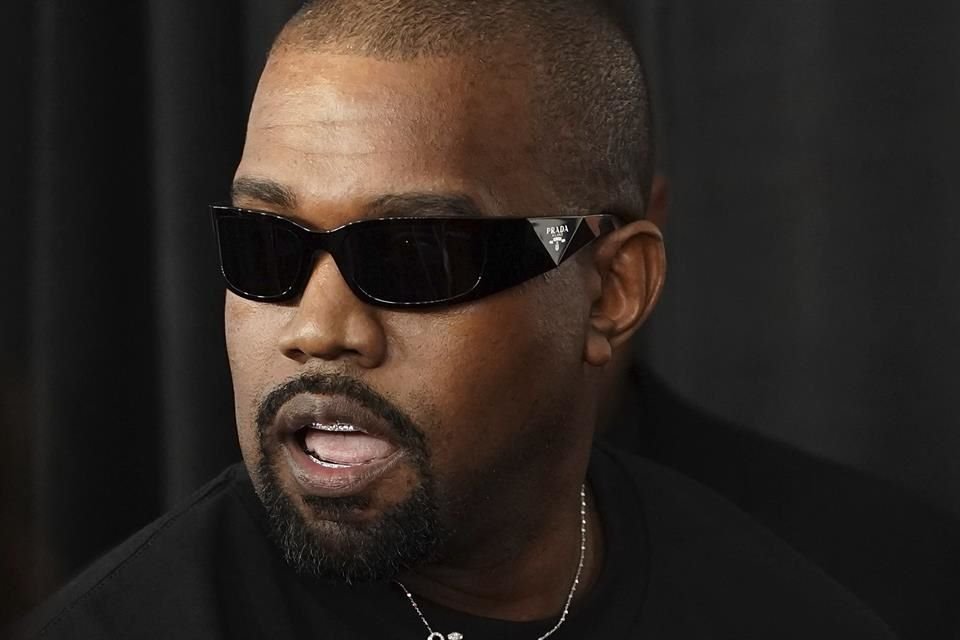 El rapero Kanye West aparentemente se cambió de nombre una vez más, pues informes indican que ahora se llama 'Ye Ye'.
