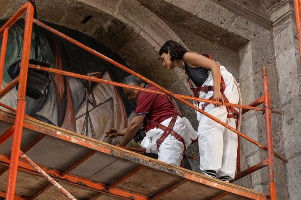 EL mural Carabela I' de José Clemente Orozco, está siendo restaurado en la Capilla Mayor del Museo Cabañas por personal del Cencropam.