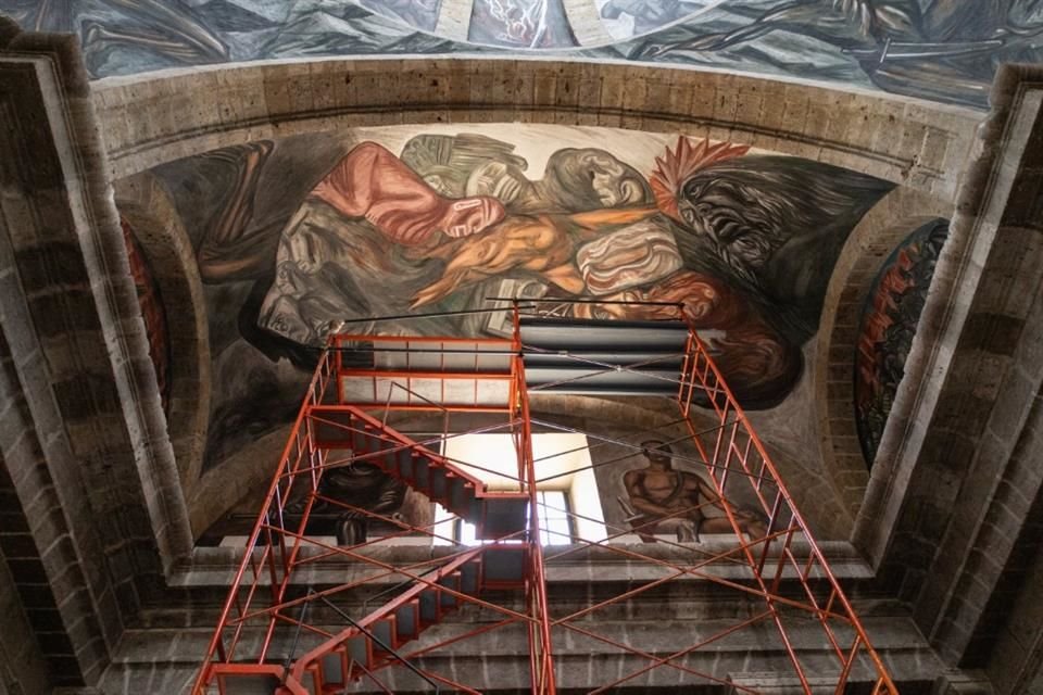 El Mural 'Religiones' de José Clemente Orozco, está siendo restaurado en la Capilla Mayor del Museo Cabañas por personal del Cencropam.