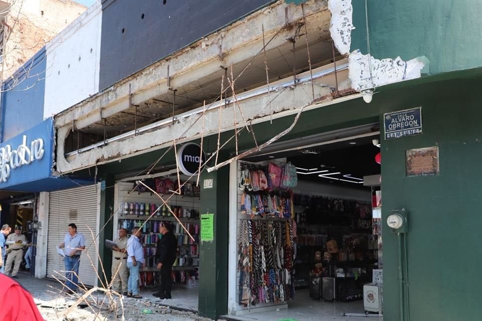 Una mujer perdió la vida en la zona de Obregón, cuando la marquesina de un local se desprendió y le cayó encima.