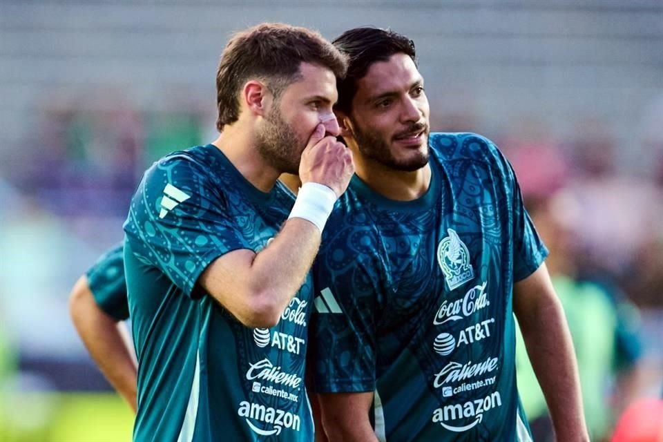 Santiago Giménez y Raúl Jiménez iniciaron desde la banca el último partido de México como preparación para la Copa Oro.