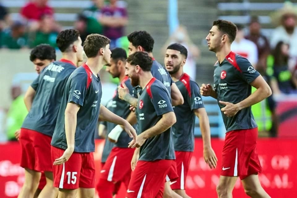 Algunos futbolistas de Turquía también encararon su último ensayo para afrontar el Mundial de Clubes con sus respectivos equipos.