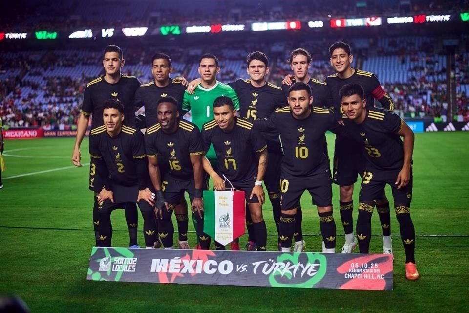 Así lució la alineación titular de México de cara al partido contra Turquía.