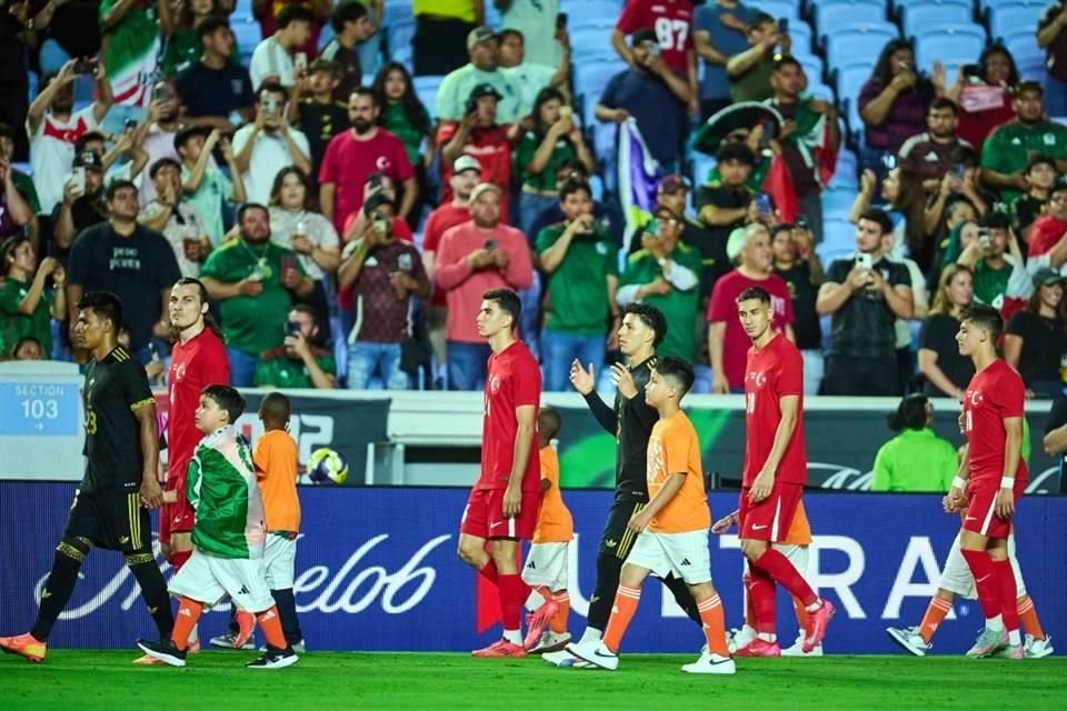 Así salieron mexicanos y turcos al campo de juego del Kenan Stadium para su primer encuentro oficial.