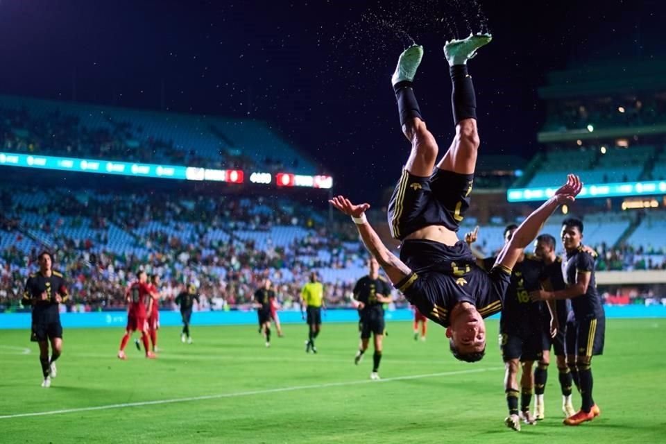 Orbelín Pineda hizo su clásica pirueta en la celebración del gol que puso adelante a México.