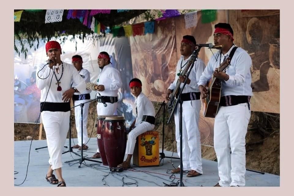 Antolín Vázquez animó al grupo Matchuk Bemela, exponente del rap, a cantar en su lengua mayo y ya no sólo en español, como lo hacían.