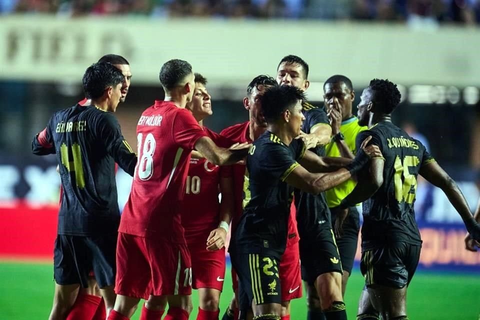 Mexicanos y Turcos se repartieron empujones después del tanto tricolor en Carolina del Norte.