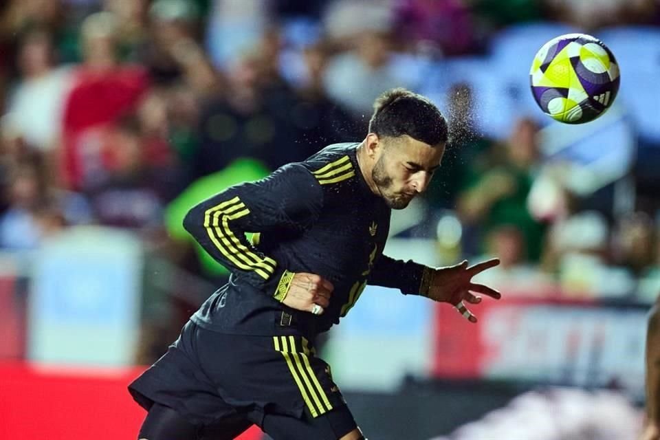 Alexis Vega tuvo el segundo tanto mexicano, pero su remate de cabeza terminó en las manos del arquero.