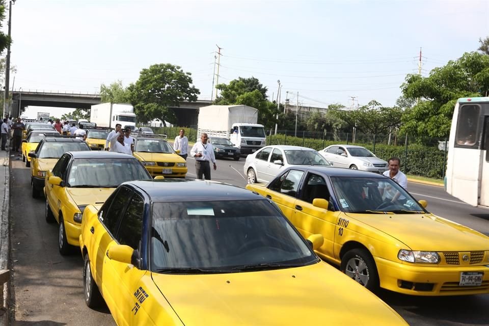 El Gobierno de Jalisco destinará casi 20 mdp para apoyar a un máximo de 245 taxistas que quieran sustituir y chatarrizar su vehículo.