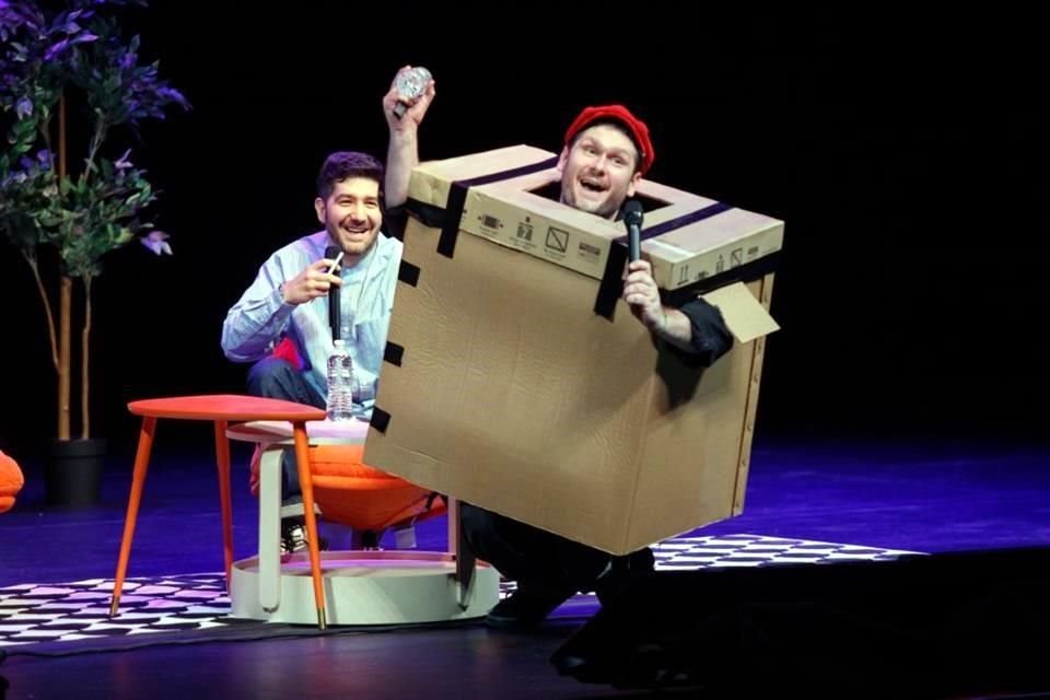 La dinámica incluyó juegos visuales, marionetas gigantes y una escena donde el público entero colaboró con efectos de sonido.