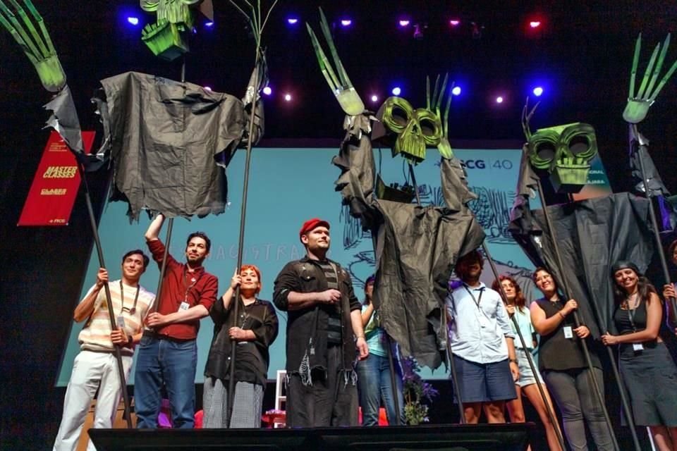 La dinámica incluyó juegos visuales, marionetas gigantes y una escena donde el público entero colaboró con efectos de sonido.