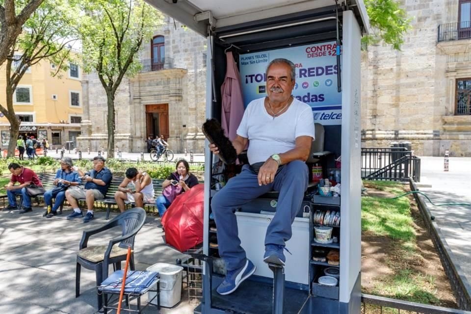 José Isabel López, general secretary of the Guadalajara shoe polishers. The boleros are also ready for the World Cup.