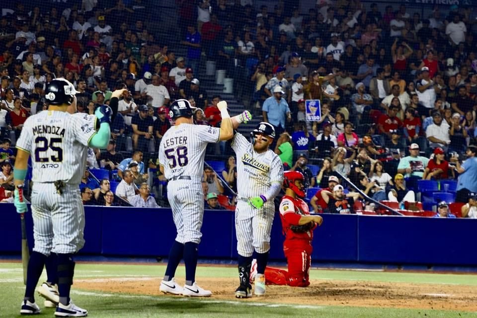 Los Sultanes de Monterrey apalearon 17-4 a los Diablos Rojos del México.