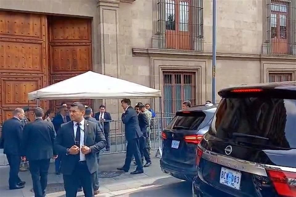 El subsecretario Landau a su llegada a Palacio Nacional para reunirse con la Presidenta Sheinbaum.