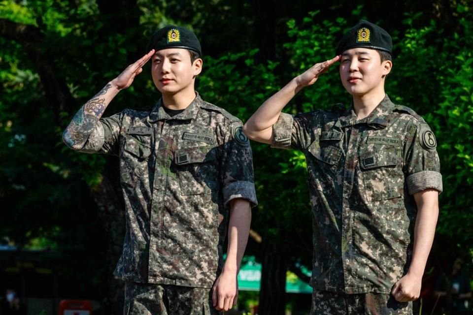 Jimin y Jungkook de BTS completan el servicio militar en Corea del Sur; fans esperan el regreso completo del grupo en 2025.