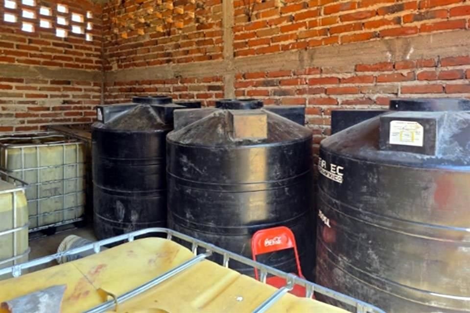 Elementos de la Guardia Nacional localizaron una bodega en la que desde el exterior se observaban varios contenedores que desprendían un fuerte olor a hidrocarburo.