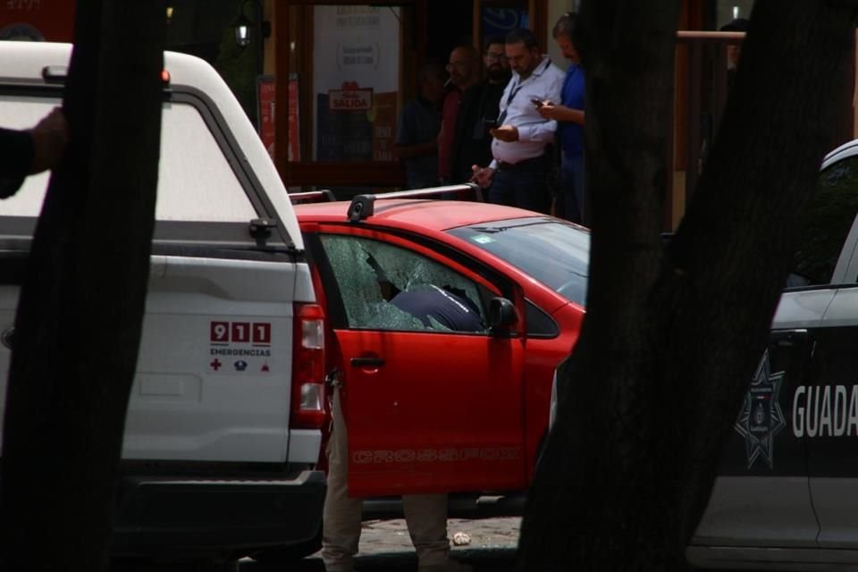 La víctima estaba sacando su automóvil del estacionamiento, cuando un sujeto llegó y le disparó directamente.